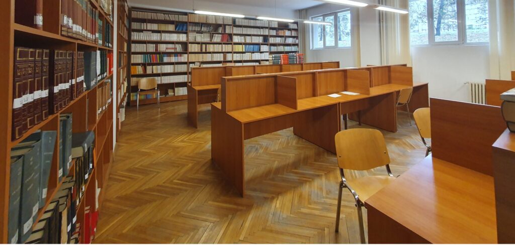Sala de lectură a Bibliotecii ITRC, cu pupitre individuale de lemn și rafturi cu volume pe pereți
